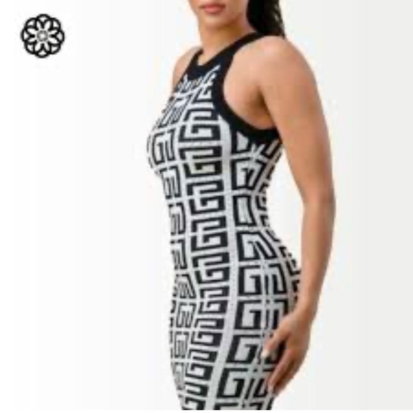 Chic Black and White knit Patterned Midi Dress - Picture 3 of 7